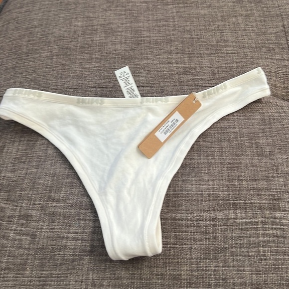 Skims Soft Cotton Thongs - Picture 6 of 8
